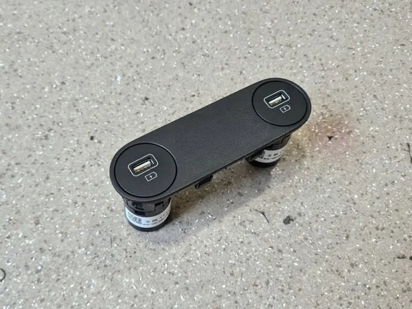 Hyundai Ioniq 5 Etu-USB-portti OEM 84673GI000 image 5