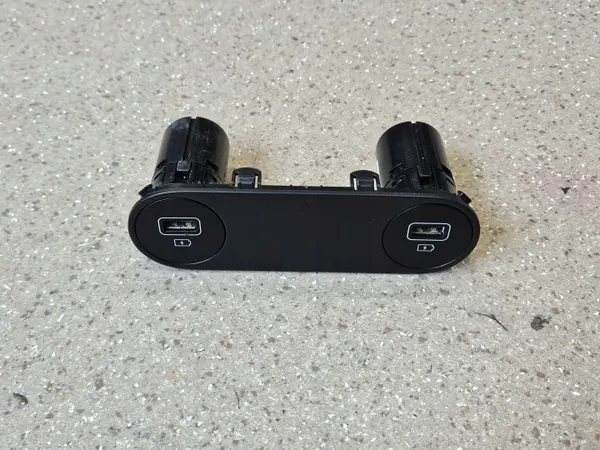 Hyundai Ioniq 5 Etu-USB-portti OEM 84673GI000 image 6