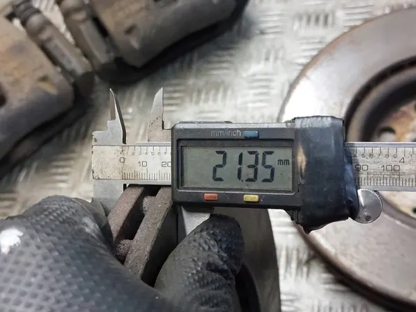 Bremsscheiben + Beläge + Bremssättel Vorne OEM Opel Corsa D image 4