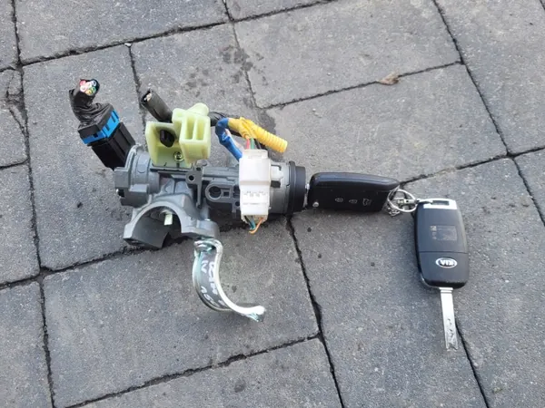 Interruptor de encendido Kia Rio IV 17r 1.2 OEM con 2 llaves image 2