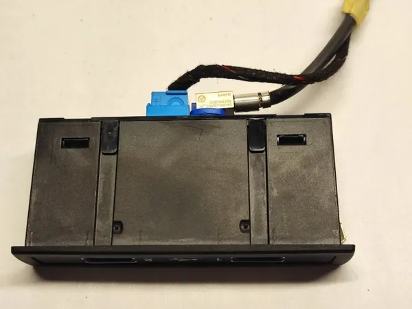 Mercedes-Benz USB-uttag OEM A1728202826 för E-klass W212 image 5