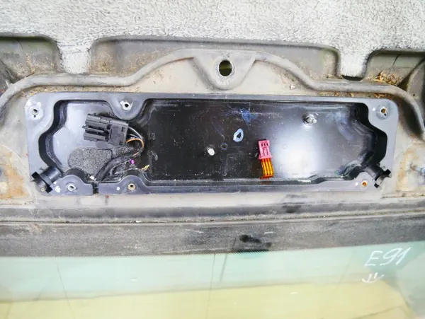 BMW E91 achterklepglas OEM - Gebruikt image 3