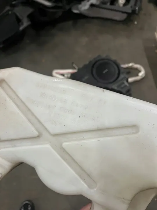 Pyyhkijän säiliö Jeep Grand Cherokee WK2 Lift OEM 57010719 image 3