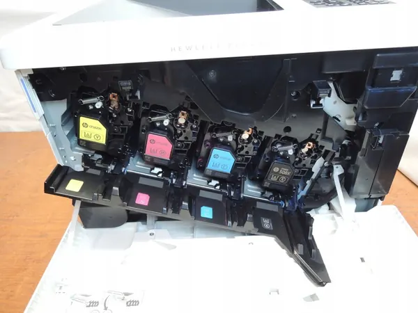 Stampante HP Color LaserJet Enterprise M552dn image 3