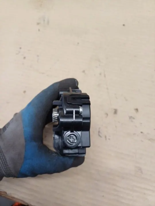 Moteur de toit ouvrant Opel Mokka OEM 50006585 - Occasion image 4