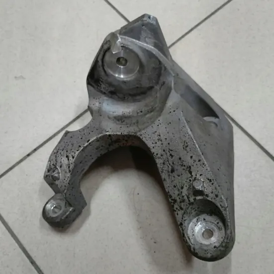 Moottorin kiinnike vasen OEM 68271533AC Jeep Wrangler JL image 2