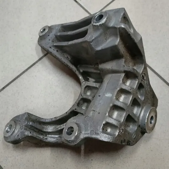 Moottorin kiinnike vasen OEM 68271533AC Jeep Wrangler JL image 3