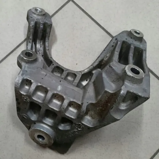 Moottorin kiinnike vasen OEM 68271533AC Jeep Wrangler JL image 4