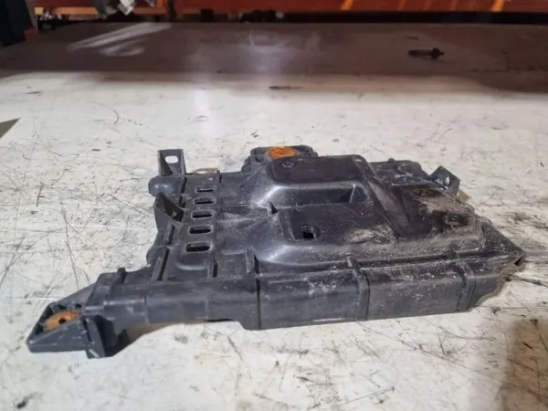 Base de batería Kia OEM 37150-2H100 - Usado image 3