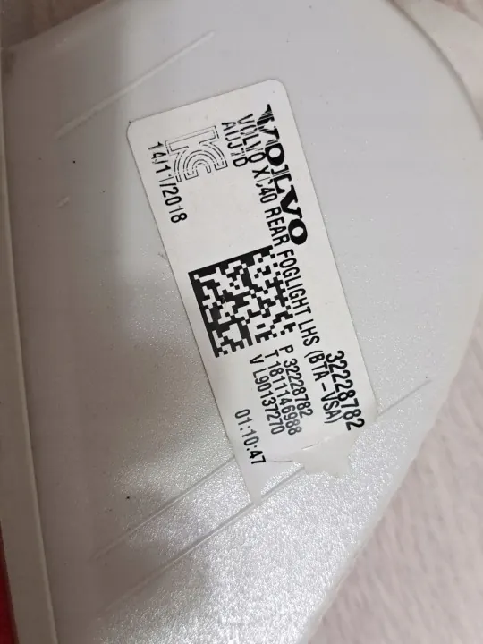 Volvo XC40 linkes Hecknebelscheinwerfer OEM 32228782 image 4