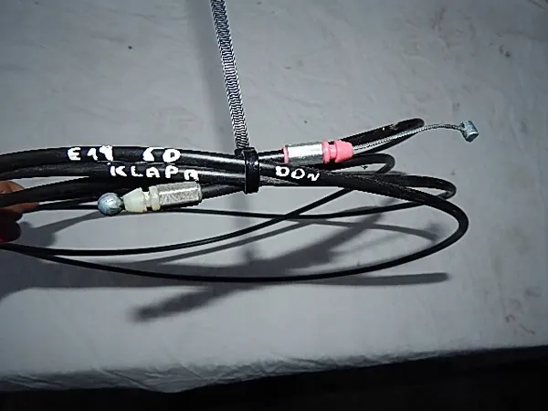 Cabo do porta-malas Toyota Corolla E11 97-01 Liftback image 2