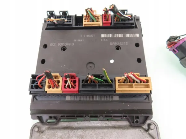 Unidad de Control Motor OEM 03E906033 VW Polo IV 1.2 image 6