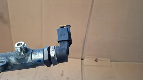 Brandstofdruksensor OEM 7787167 voor BMW E60 E90 image 2