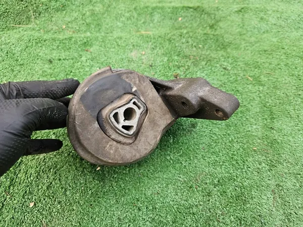 Supporto motore Opel Insignia A 2.8 V6 13228306CT image 2