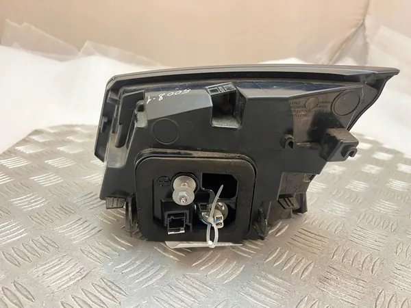 Peugeot 5008 II 2017 Luz de maletero izquierda 9811027880 image 2