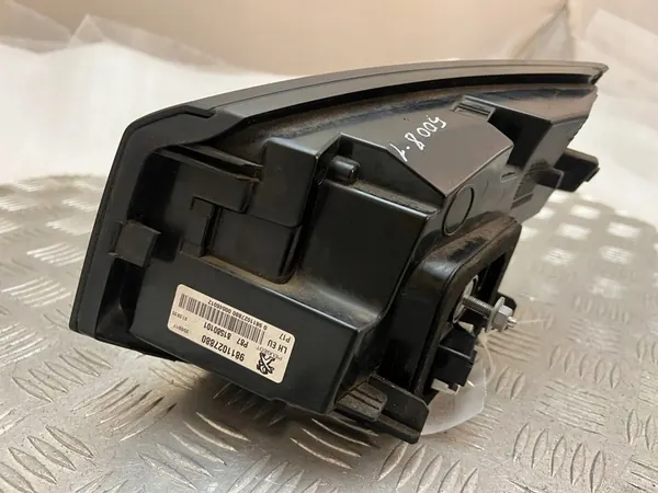 Peugeot 5008 II 2017 Luz de maletero izquierda 9811027880 image 4