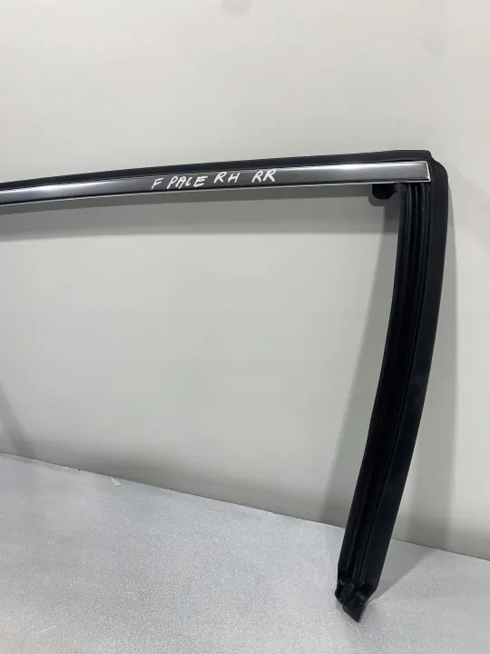 Jaguar F-Pace Takaikkunan Lista OEM FBZ19069 image 6
