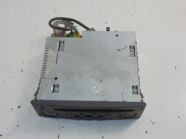 Rádio Renault Clio II OEM 8200633621 - Usado image 10