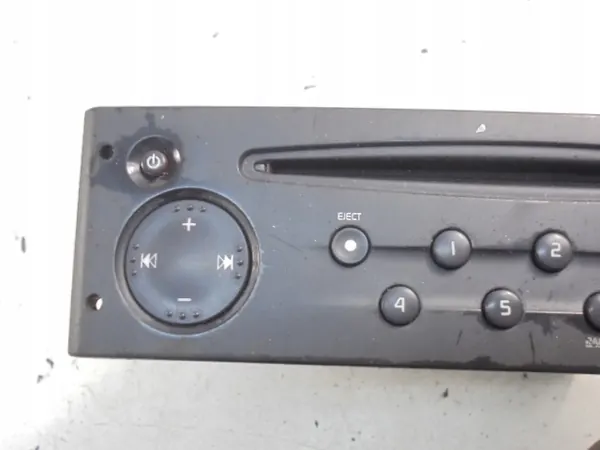Rádio Renault Clio II OEM 8200633621 - Usado image 3