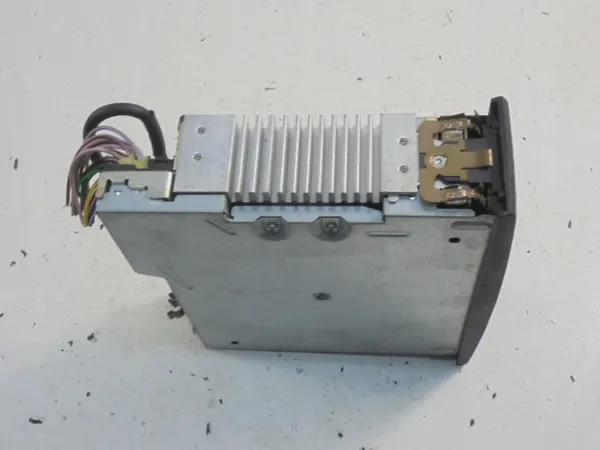 Rádio Renault Clio II OEM 8200633621 - Usado image 6