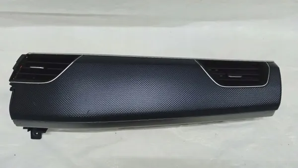 Grille de ventilation droite OEM 682113392R Renault Arkana image 2