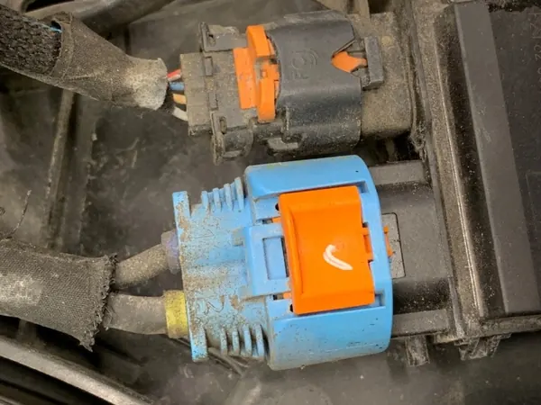 Jäähdytinpuhallin OEM 9806313580 Peugeot 308 SW II:lle image 3