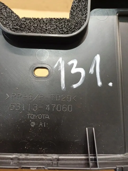 Cubierta inferior radiador Toyota OEM 53113-47060 - Usado image 4