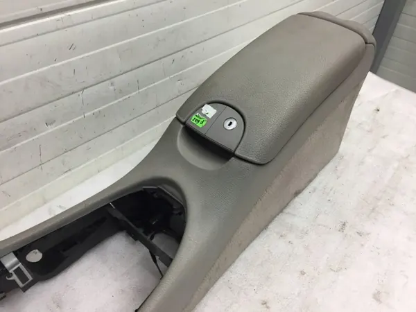Mercedes CLK A209 C209 tunnelarmstöd grå OEM A2096802050 image 5