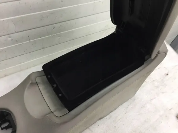 Mercedes CLK A209 C209 tunnelarmstöd grå OEM A2096802050 image 6