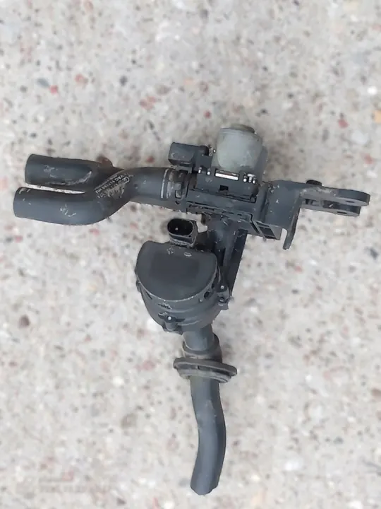 Vattenpumpens solenoidventil Audi A6 C6 3.0 TDI image 2