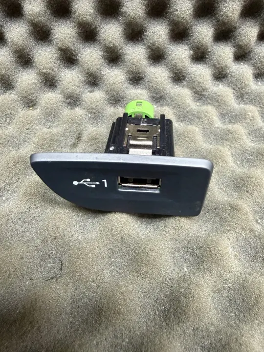 Enchufe USB OEM 8V1035726 para Audi image 2