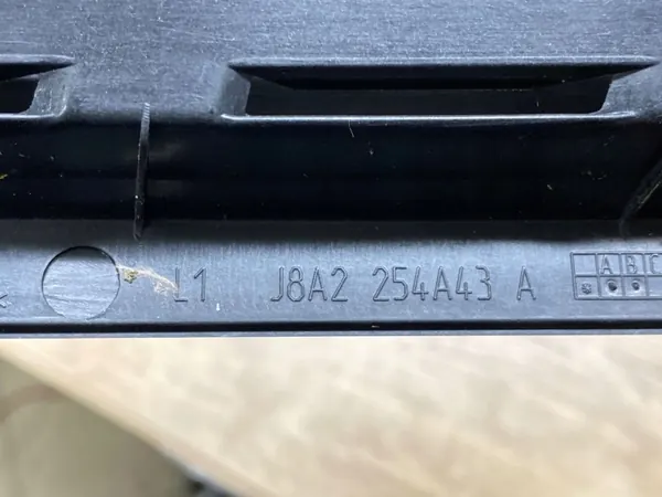 OEM J8A2254A43A Moldura Puerta Trasera Izquierda Velar image 4