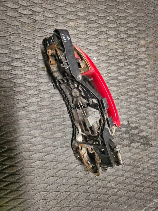 VW Passat B6 Vasemman Etu Ulko-ovikahva 3C0837885F image 2