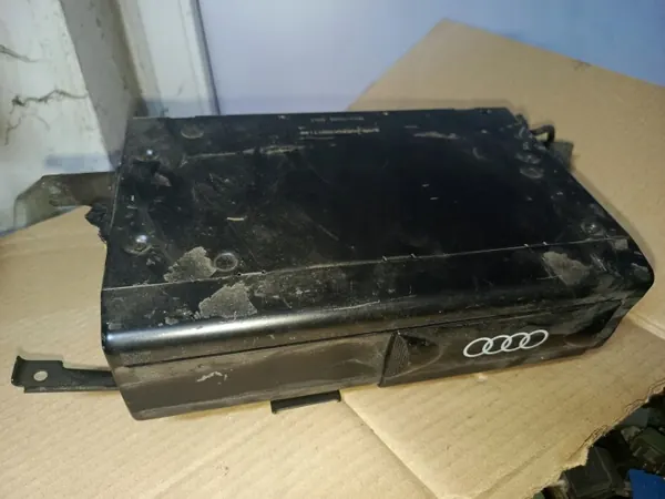 Trocador CD Audi A4 B5 OEM 8D9035111 - Usado image 2