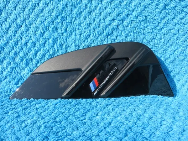 BMW M4 Competition Lokasuojamerkki OEM 8076998 image 2