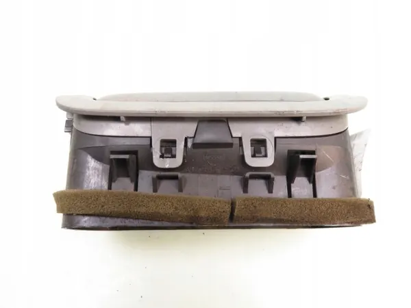 Vasen ilmanvaihtohila OEM 687615Z00 Nissan Questille image 3