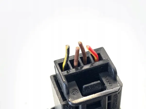 Interruptor apertura portón Skoda Kamiq OEM 657868345A image 3