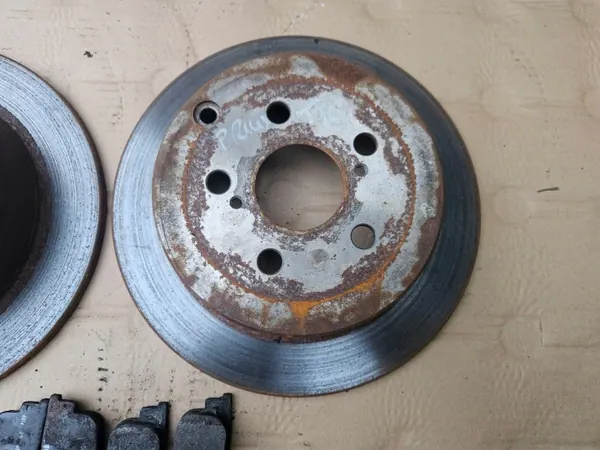 Toyota Prius II 03-09 Discos & Pastillas Freno Trasero OEM image 4