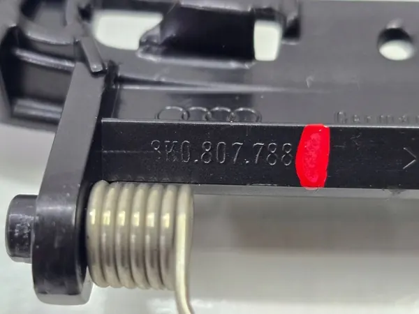 Soporte brazo limpiaparabrisas Audi A4 B8 OEM 8K0807788 image 5