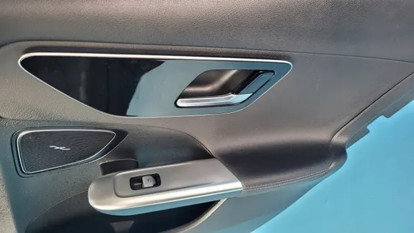 Mercedes W206 C200 Moldura Puerta Trasera Derecha OEM A2067304201 image 3