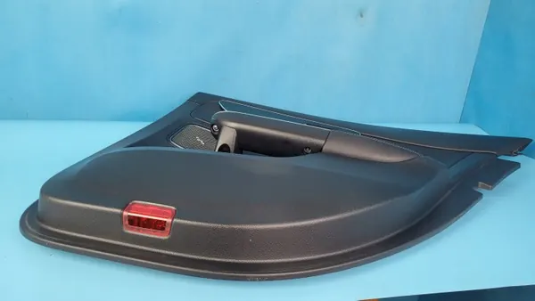 Mercedes W206 C200 Moldura Puerta Trasera Derecha OEM A2067304201 image 5