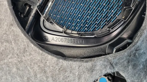 Mercedes W206 C200 Moldura Puerta Trasera Derecha OEM A2067304201 image 7