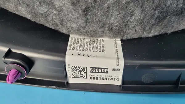 Mercedes W206 C200 Moldura Puerta Trasera Derecha OEM A2067304201 image 8