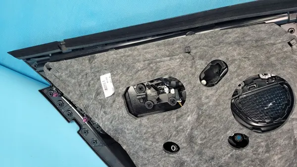 Mercedes W206 C200 Moldura Puerta Trasera Derecha OEM A2067304201 image 9