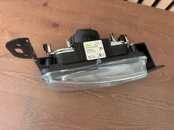 Toyota Corolla E12 Rechter voor mistlamp OEM 81210-02050 image 3