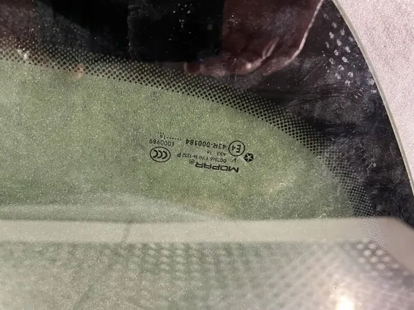 UTO22252 OEM Takaosanakilpi Chrysler Pacifica image 4