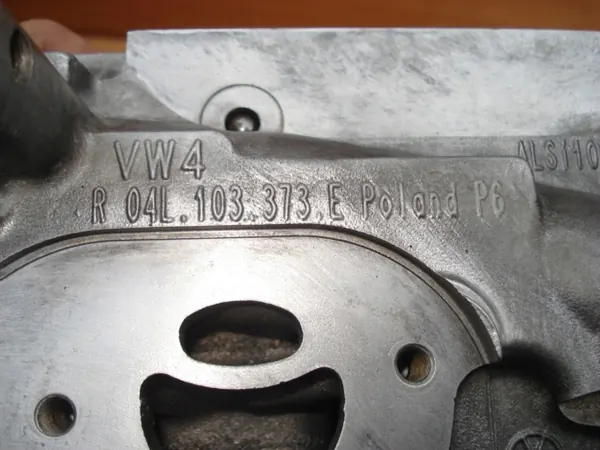 VW AUDI A4 1.6 2.0 TDI Cilinderkop 04L103373E 04L103064F image 3
