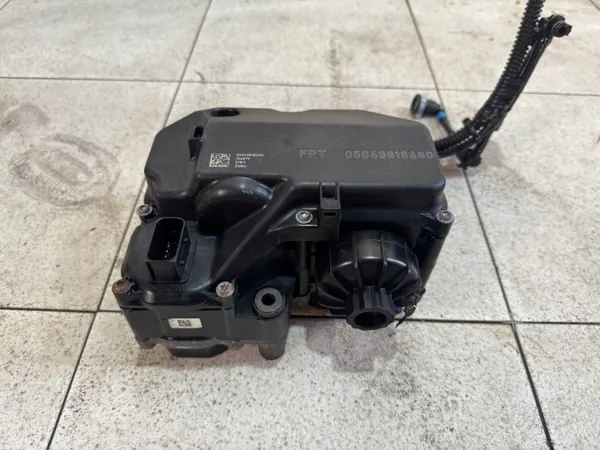 Módulo bomba AdBlue Iveco usado OEM 05043818680 image 2
