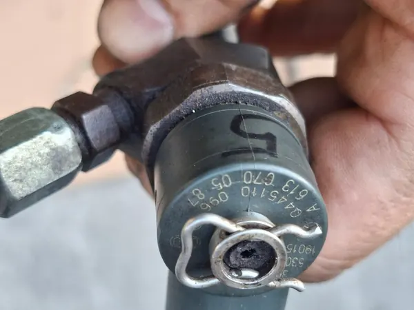 Injecteurs Mercedes W220 W210 3.2 CDI A6130700587 image 4