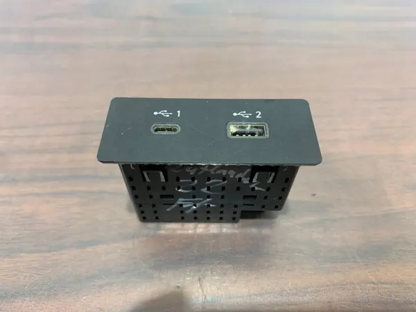 Prise USB Mitsubishi Outlander OEM FBZ27447 image 2